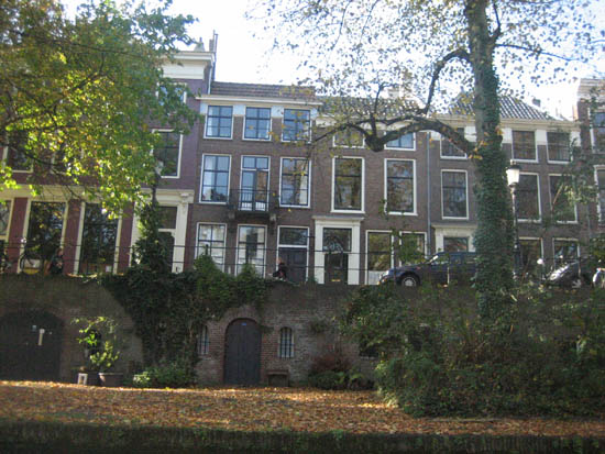 17 Utrecht wharfs and houses